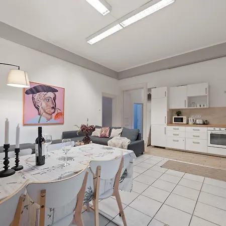 Spacious 4br Art Flat In Centre Next To Metro