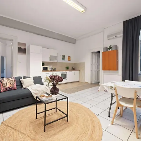 Spacious 4br Art Flat In Centre Next To Metro Budapest