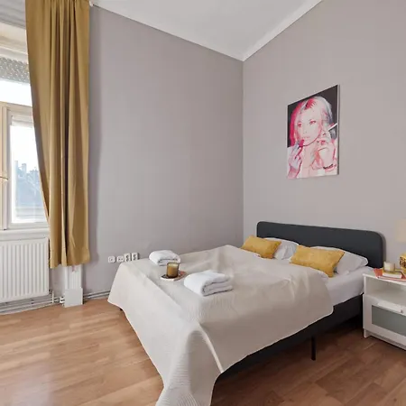 Spacious 4br Art Flat In Centre Next To Metro Appartement Budapest