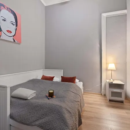 Appartement Spacious 4br Art Flat In Centre Next To Metro