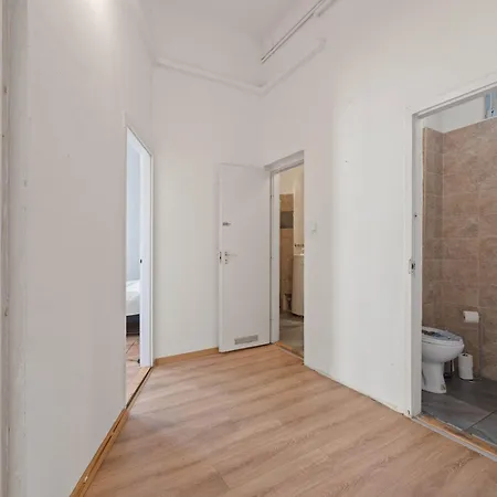 Spacious 4br Art Flat In Centre Next To Metro Budapest