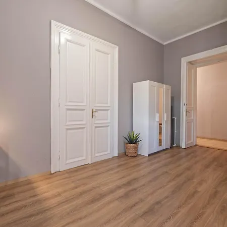 Spacious 4br Art Flat In Centre Next To Metro * Budapest