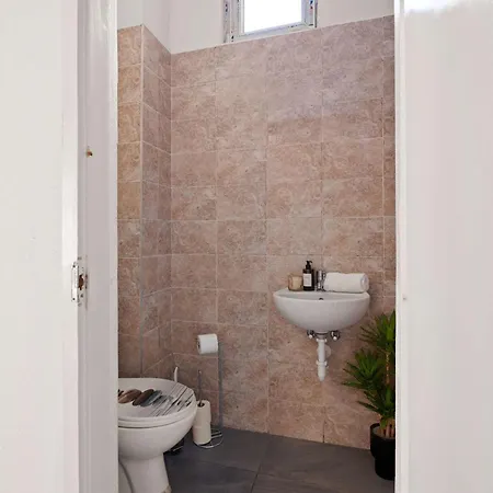 Spacious 4br Art Flat In Centre Next To Metro *