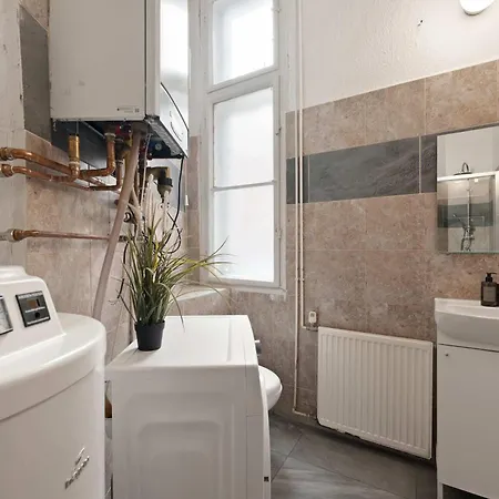 Spacious 4br Art Flat In Centre Next To Metro