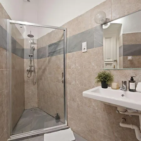 Appartement Spacious 4br Art Flat In Centre Next To Metro