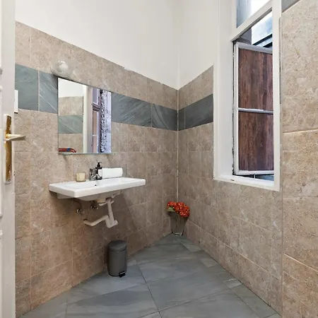 Spacious 4br Art Flat In Centre Next To Metro * Budapest