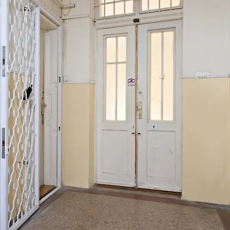 Spacious 4br Art Flat In Centre Next To Metro Appartement