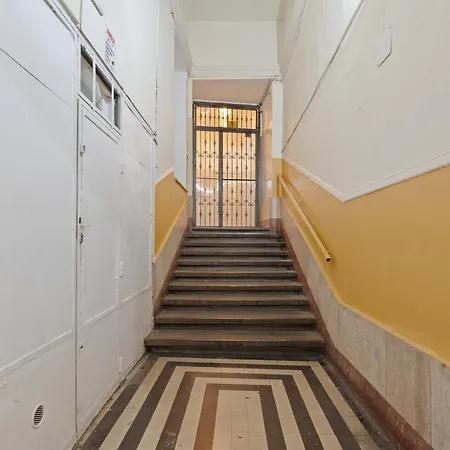 Spacious 4br Art Flat In Centre Next To Metro *