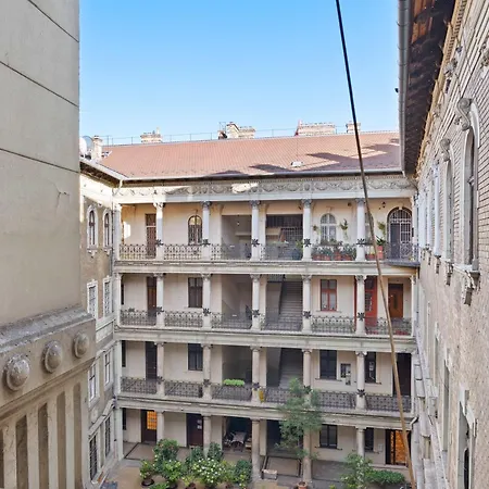 Spacious 4br Art Flat In Centre Next To Metro Διαμέρισμα *